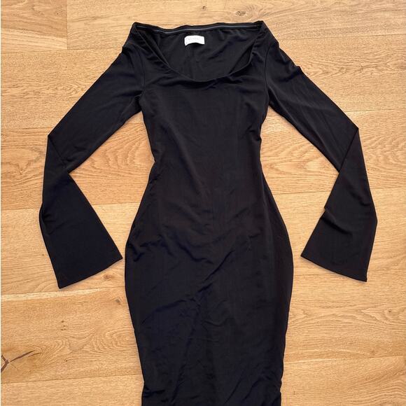 Meshki - Millicent Slinky Long Sleeve Scrunch Back Maxi Dress in Black - Picture 2 of 7